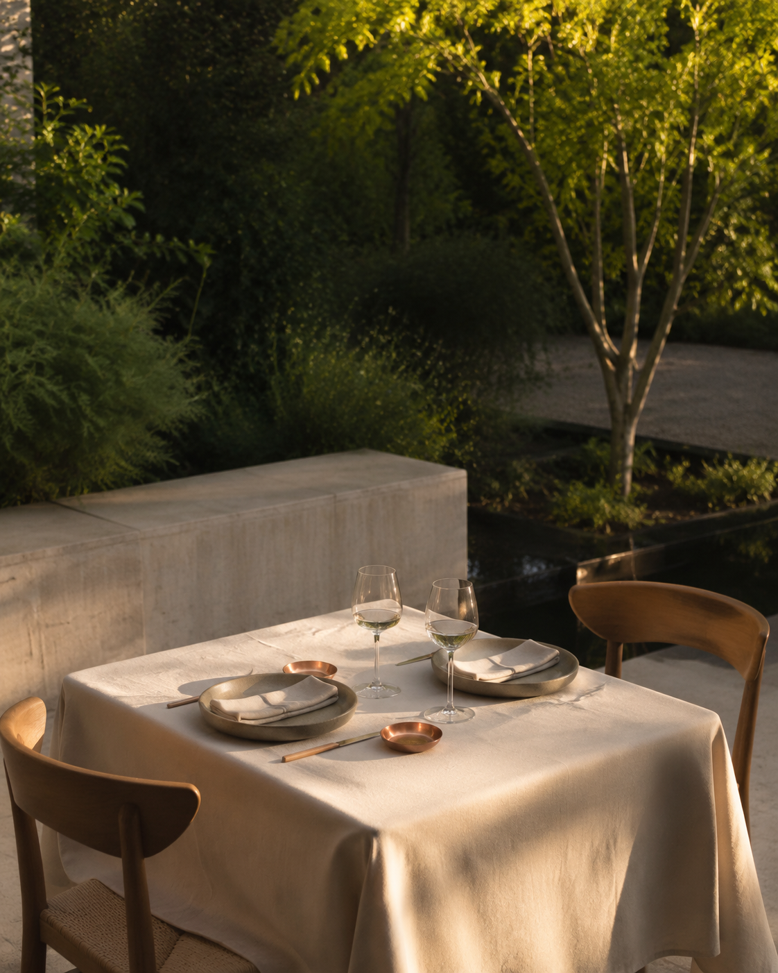 Une table raffinée dressée pour deux au jardin